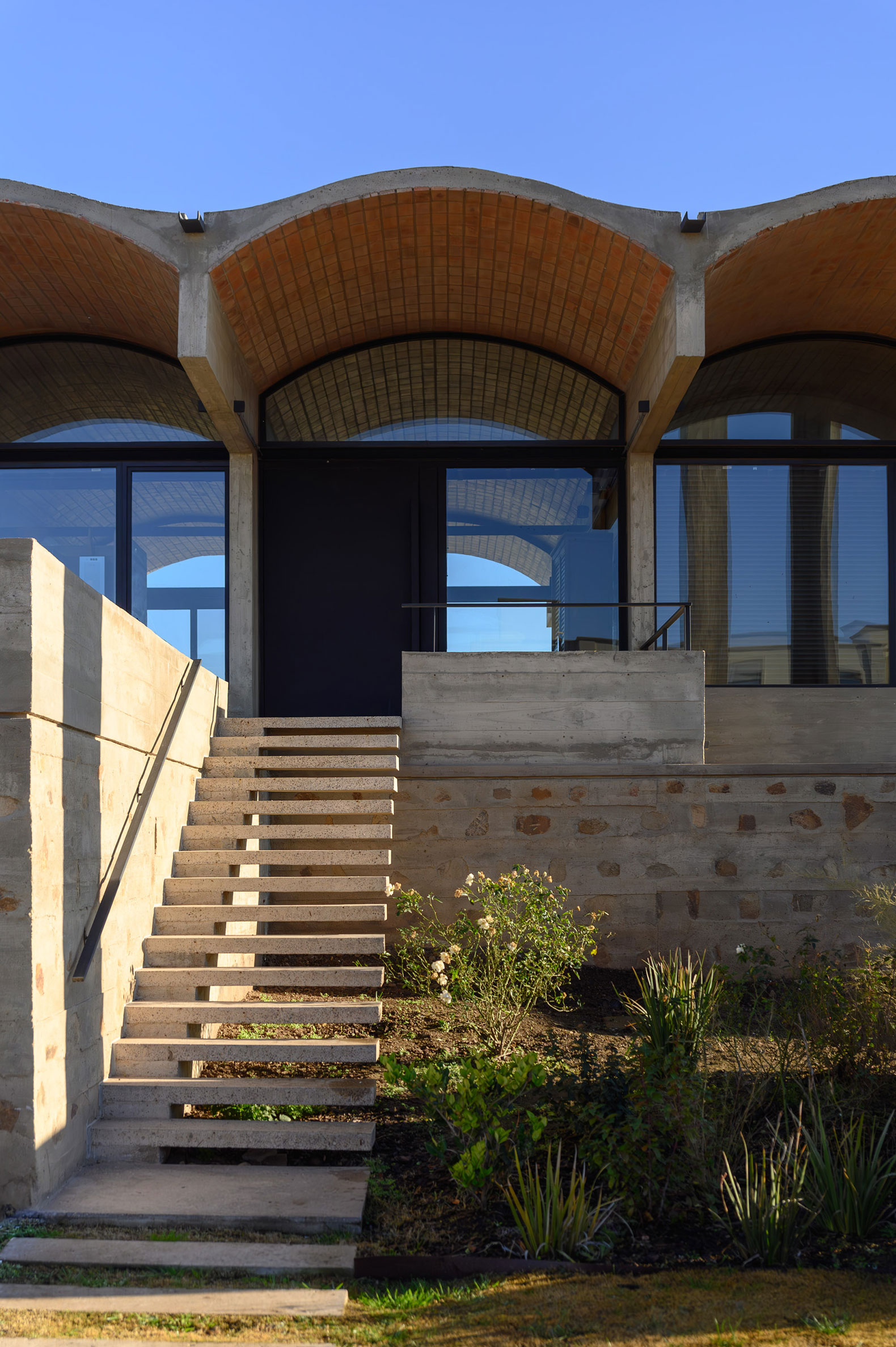 Vaulted roof. R&C House by Cristián Nanzer | METALOCUS